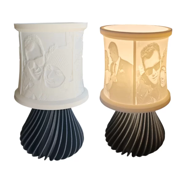 Dva modela personalizirane stolne litofanske lampe s cilindričnim sjenilom na tamnom postolju – 3Dprintum