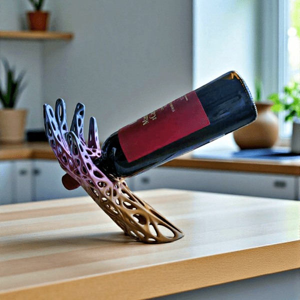 Dizajnerski 3D printani stalak za vino koji balansira bocu na stolu