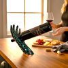 Balansirajući stalak za vino s bocom vina kao dekoracija blagovaonskog stola
