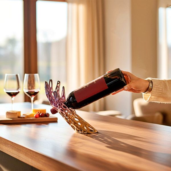 Dizajnerski 3D printani stalak za vino koji balansira bocu na stolu