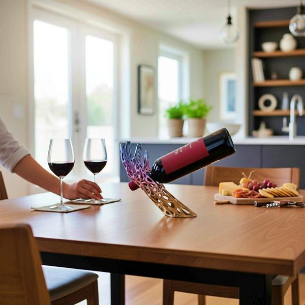 Balansirajući stalak za vino s bocom vina kao dekoracija blagovaonskog stola